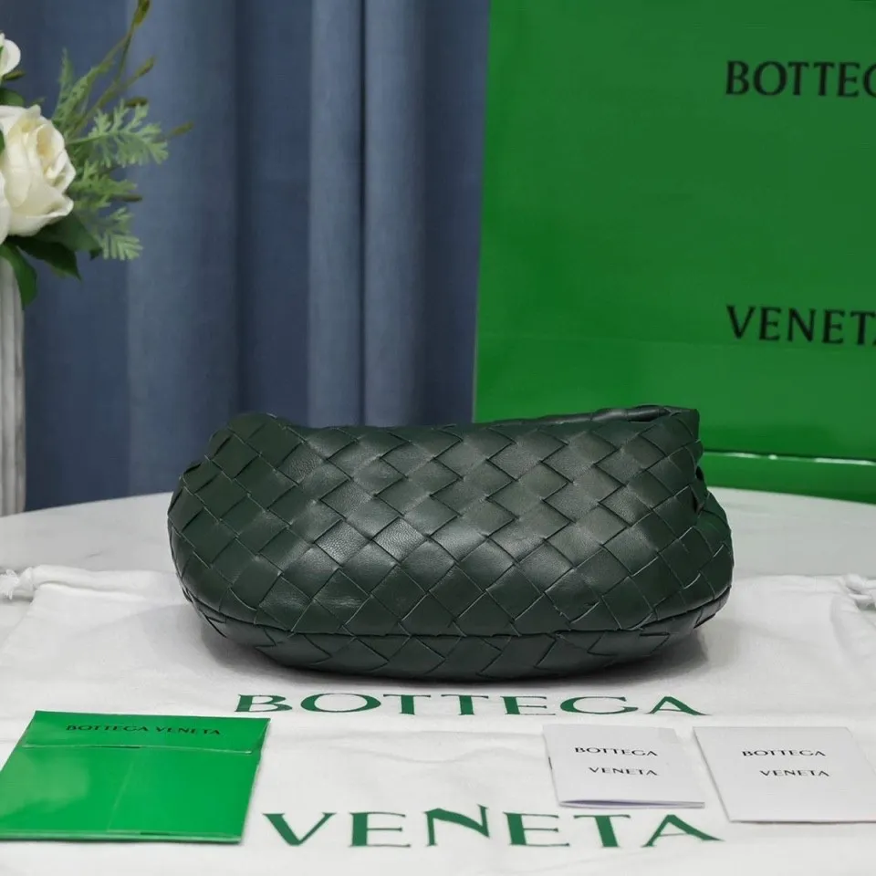 Batch 1120 BV Bottega Veneta's new early spring women's MINI JODIE handbag BV bag 🔥The new method is based on the original rounded corners, knotted with classic woven leather round hobo bag, The most iconic triangular pull-out design, using sheepskin draped soft shape, is super suitable for concave shapes~ Jodie feels really gentle to people, and is definitely the best item for daily matching. It has the same weave, new elements and twists, is compact and versatile, and is the new favorite of street style Internet celebrities! Dimensions: 23x28x8 Model: 6699-1